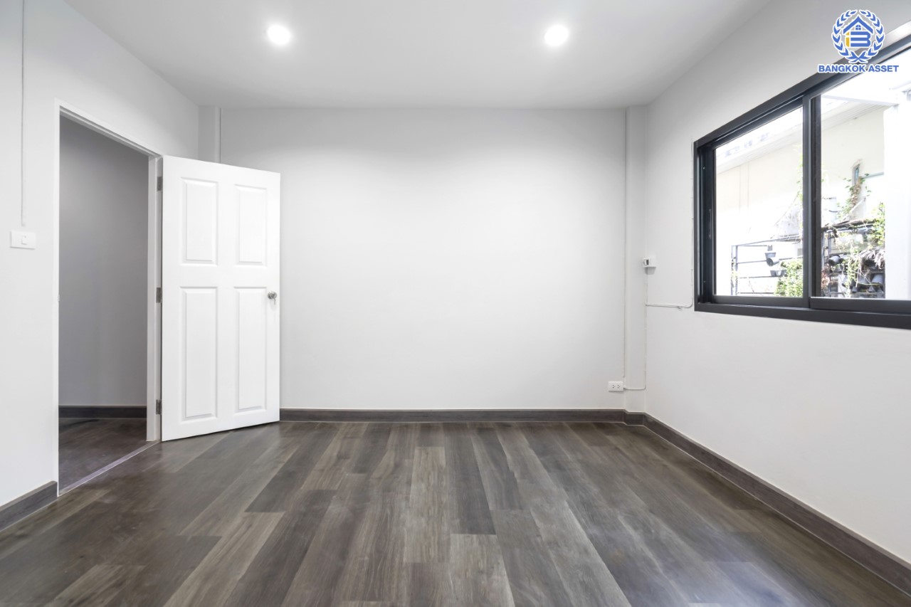 บ้านมือสองตกแต่งใหม่ ทำเลใจกลางเมือง ม.เกตุนุติเชอมีเน่ ลาดพร้าว87 ทาวน์โฮม 3 ชั้น เนื้อที่ 16 ตร.ว. ฟังก์ชัน 4 ห้องนอน 3 ห้องน้ำ จอดรถได้ 1 คัน เชื่อมต่อทั้งถนนเกษตร-นวมินทร์, ลาดพร้าว, รัชโยธินฯ ใกล้ทางด่วนรามอินทรา และรถไฟฟ้าสายสีเหลือง "สถานีลาดพร้าว 83"